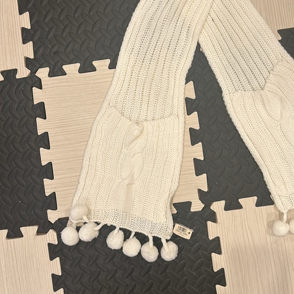 Bath and Body Works white knit scarf with hand warmer mittens NWT - Picture 2 of 5